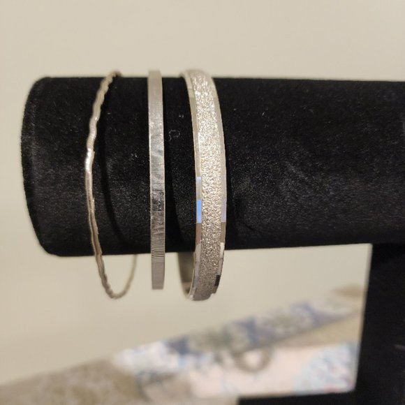 Vintage Monet Silver Tone Bangle Bracelets - set of 3 - Picture 5 of 12